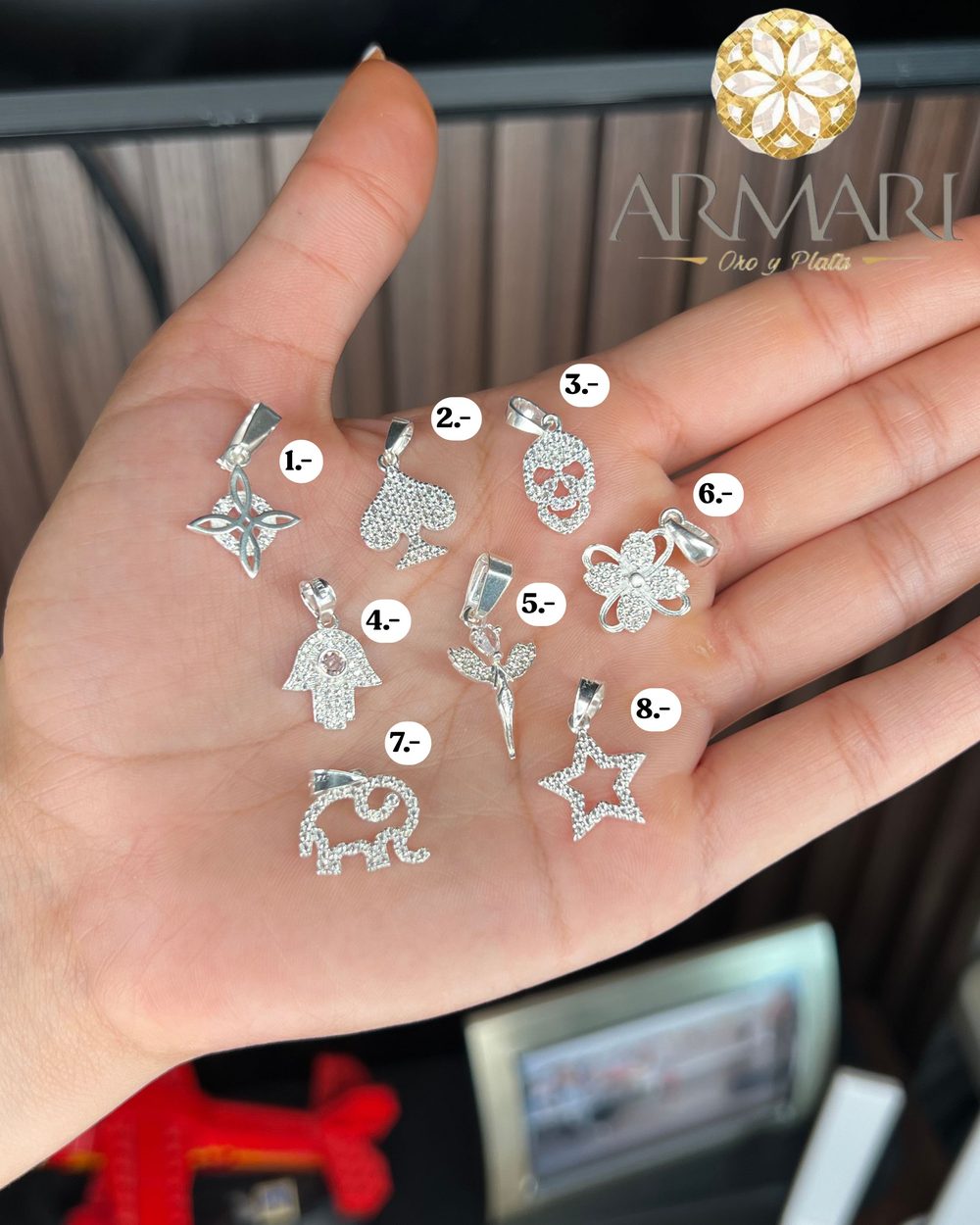 Dije microave · flor, calavera y trébol